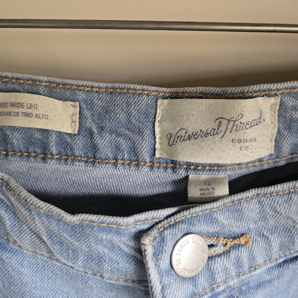 Universal Thread Light Blue Jeans - Picture 3 of 6